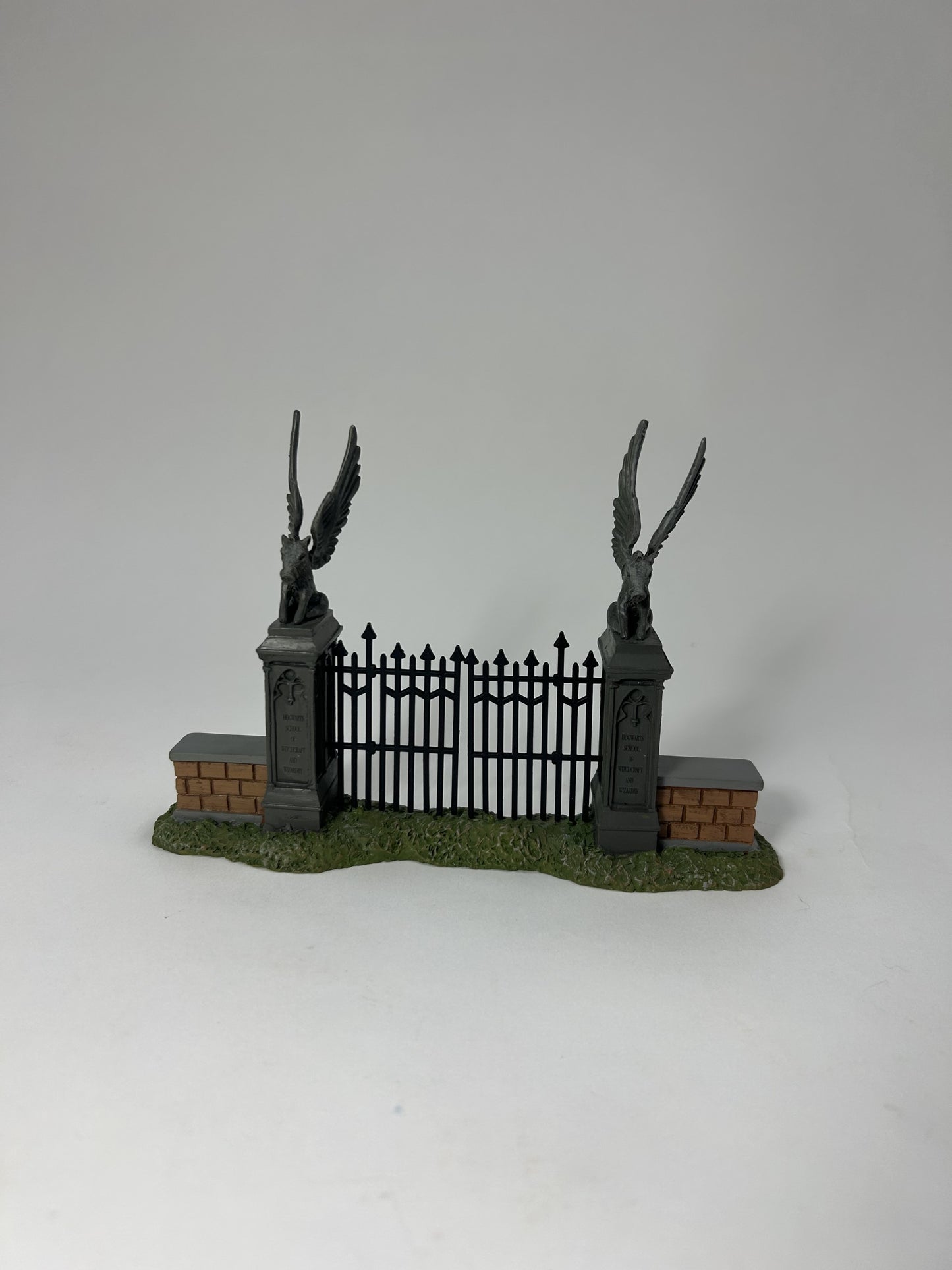 DAMAGED - Hogwart's Gate - Country N More Gifts