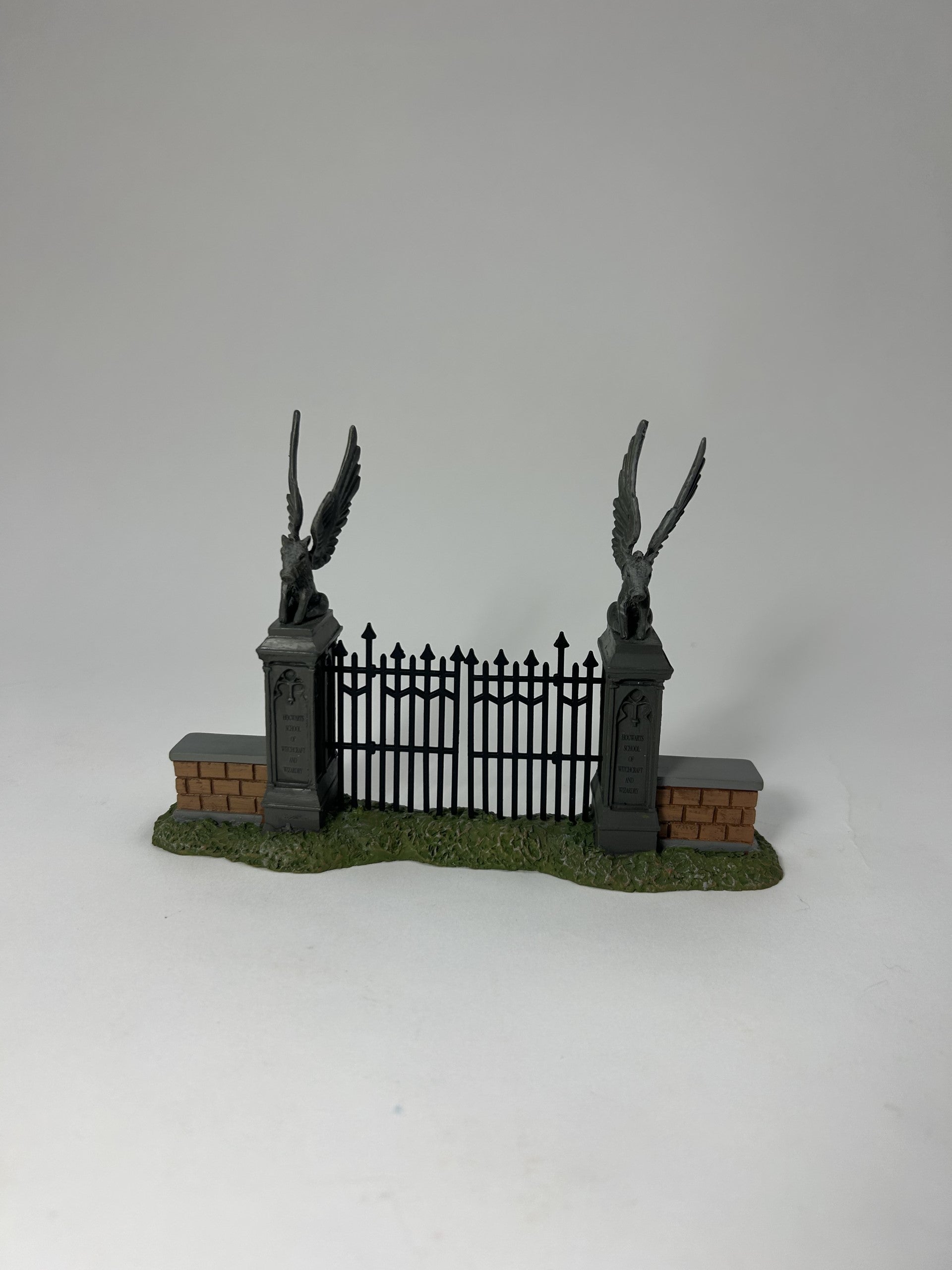 DAMAGED - Hogwart's Gate - Country N More Gifts