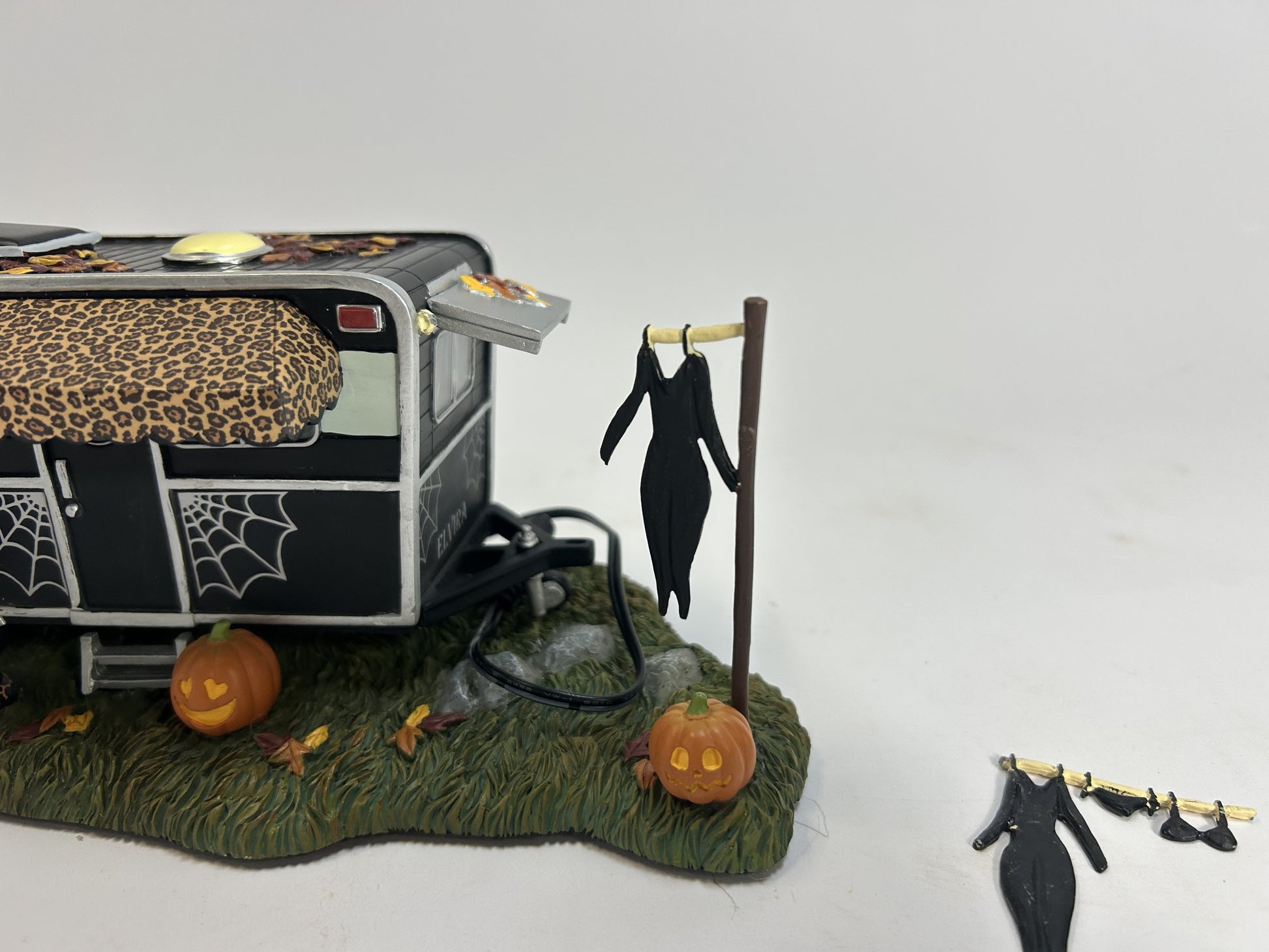 DAMAGED - Elvira's Celebrity Trailer - Country N More Gifts