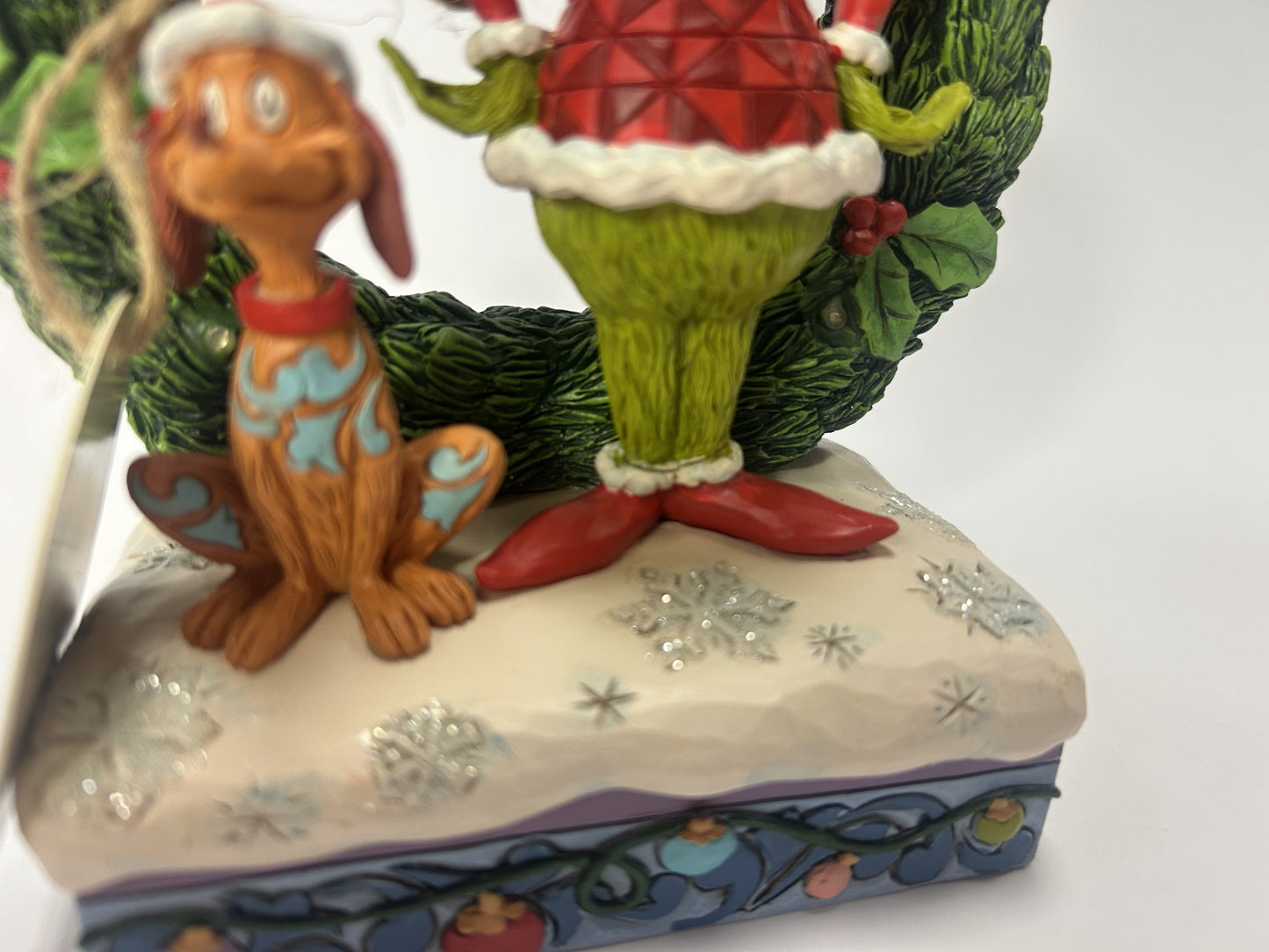DAMAGED - Grinch & Max in Wreath Figurine - Country N More Gifts