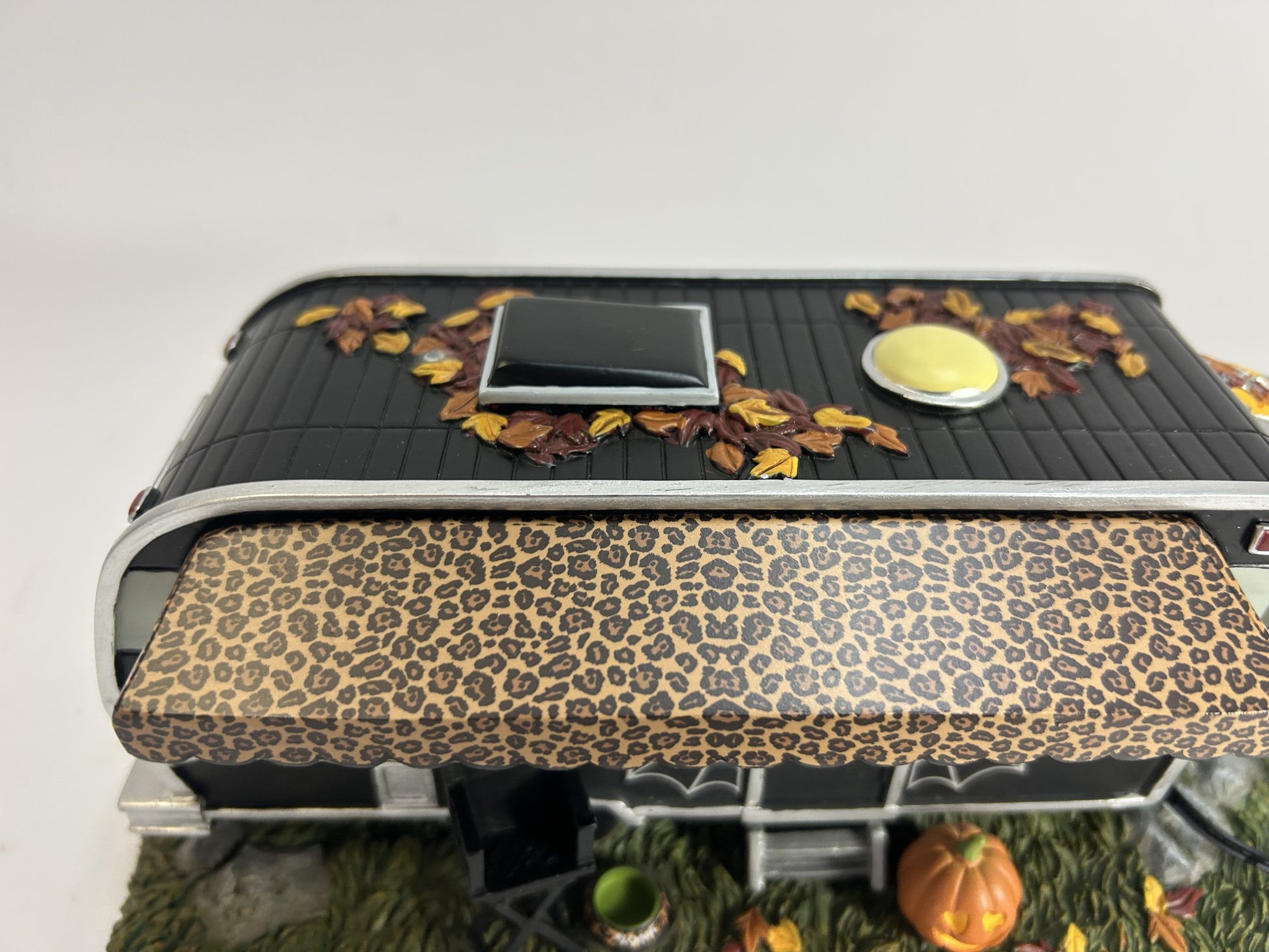 DAMAGED - Elvira's Celebrity Trailer - Country N More Gifts